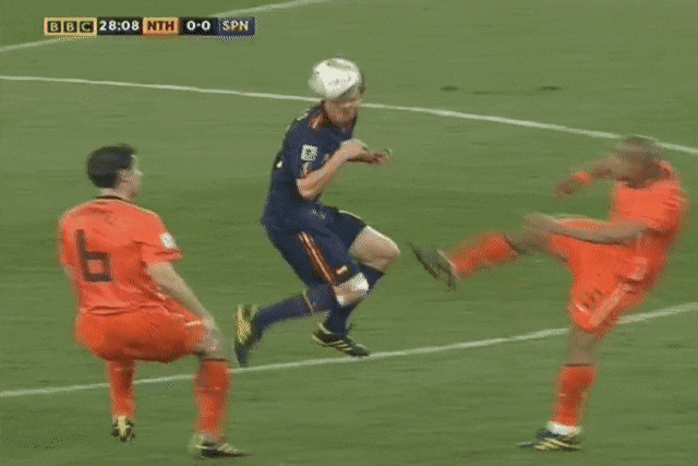 Nigel de Jong và cú đạp được coi là vết nhơ trong lịch sử bóng đá Hà Lan. Đâu là đội bóng chơi xấu nhất lịch sử?