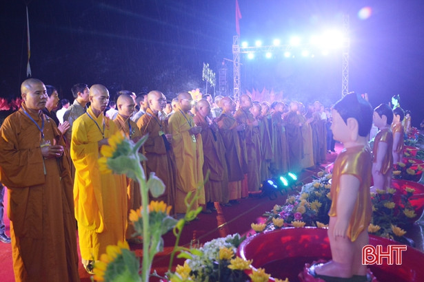 Hàng ngàn người dự Đại lễ Phật đản năm 2018 ở Hà Tĩnh