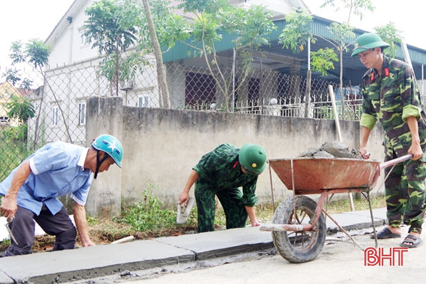 Bộ CHQS tỉnh Hà Tĩnh huy động CBCS giúp dân xây dựng nông thôn mới