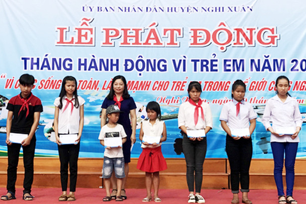 Nhiều phần quà đến với trẻ em khó khăn dịp Tết Thiếu nhi