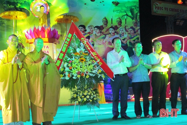 Hàng trăm phật tử thành phố Hà Tĩnh đón lễ Phật Đản năm 2018