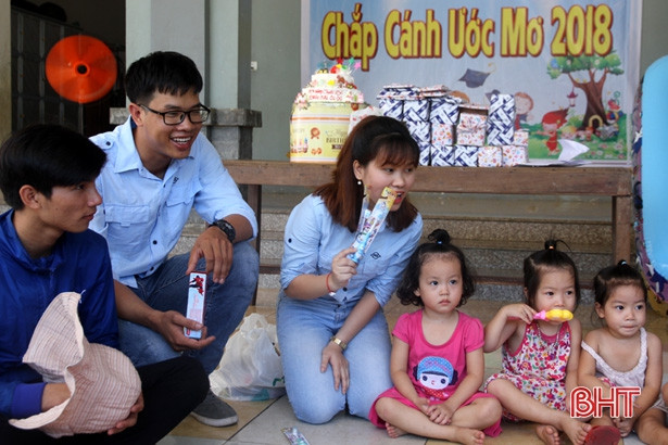 Ấm áp tết thiếu nhi tại Cô nhi viện Kỳ Lợi