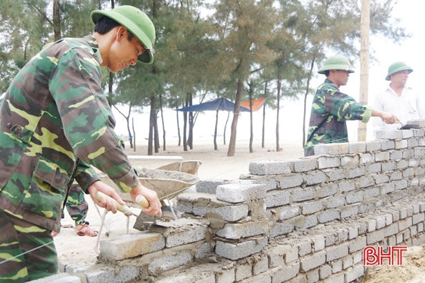 Bộ CHQS tỉnh Hà Tĩnh huy động CBCS giúp dân xây dựng nông thôn mới