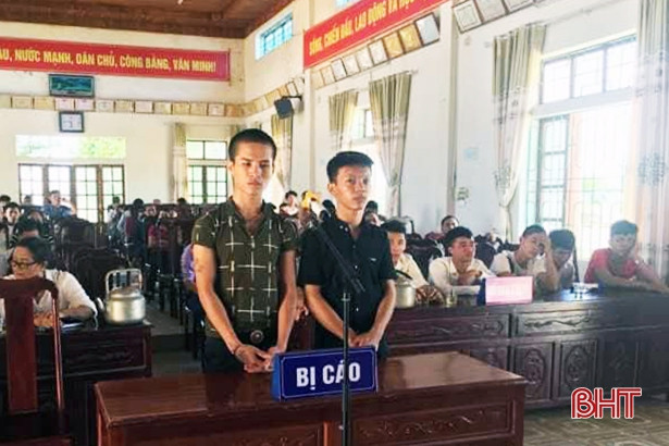 Bị từ chối tình cảm, rủ chiến hữu chém bạn của tình địch