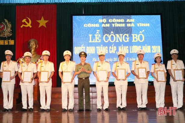 Công an Hà Tĩnh công bố quyết định thăng cấp bậc hàm, nâng lương cho CBCS