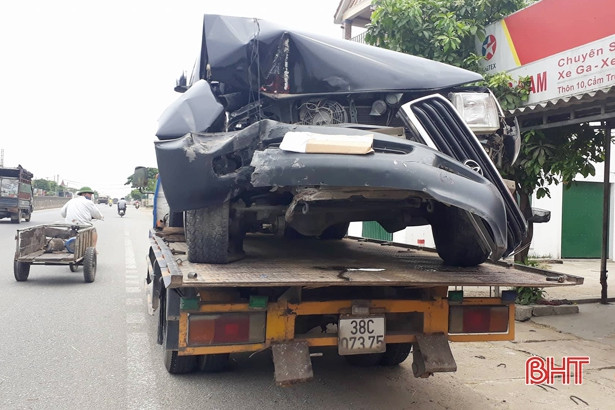 Land Cruiser biển xanh đâm giữa dải phân cách, 2 người nhập viện