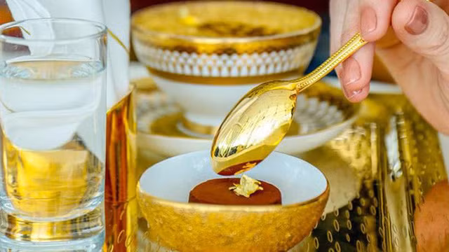 Khám phá nhà hàng chuyên dùng vàng để trang trí món ăn tại Dubai
