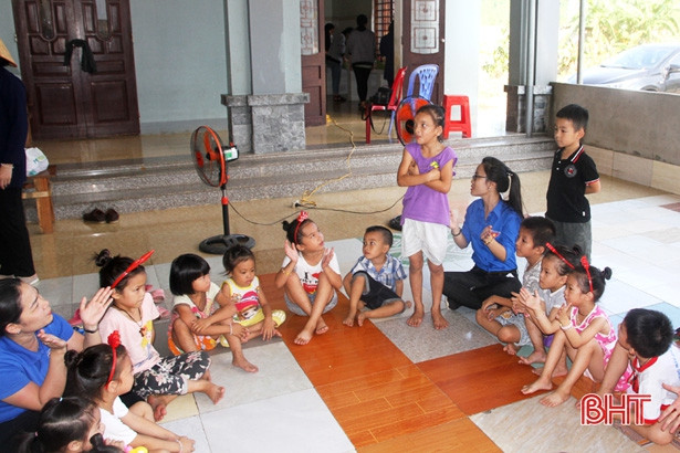 Ấm áp tết thiếu nhi tại Cô nhi viện Kỳ Lợi