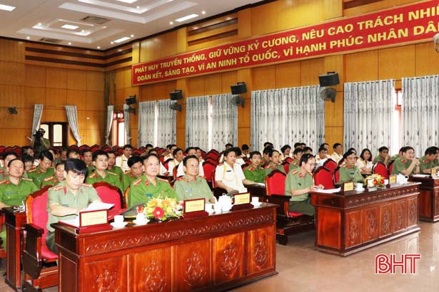 Công an Hà Tĩnh công bố quyết định thăng cấp bậc hàm, nâng lương cho CBCS