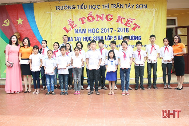 Nhiều phần quà đến với trẻ em khó khăn dịp Tết Thiếu nhi