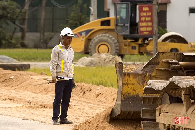 Lao động Hà Tĩnh nhọc nhằn mưu sinh dưới nắng đổ lửa