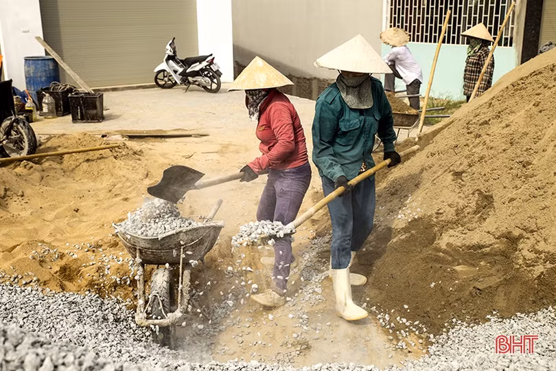 Lao động Hà Tĩnh nhọc nhằn mưu sinh dưới nắng đổ lửa