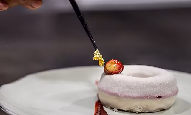 Khám phá nhà hàng chuyên dùng vàng để trang trí món ăn tại Dubai