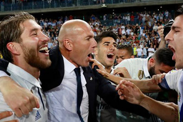 Dàn sao Real đồng loạt tri ân HLV Zidane