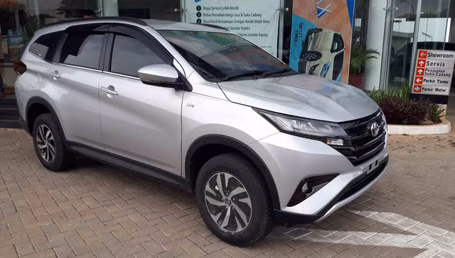 Đại lý Toyota ồ ạt mở đặt cọc hàng loạt xe nhập khẩu giá rẻ mới