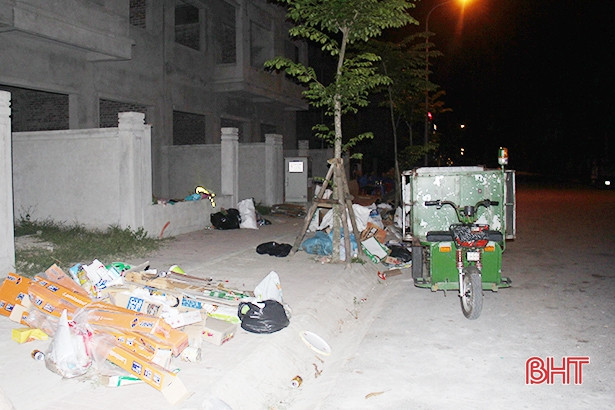 Bức xúc việc tập kết rác cạnh khu vui chơi hút nhất TP Hà Tĩnh