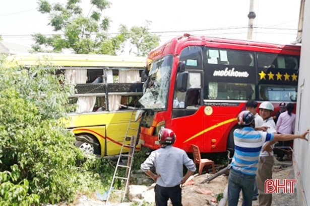 2 xe giường nằm cùng lao vào quán cơm, gần 40 hành khách đứng tim