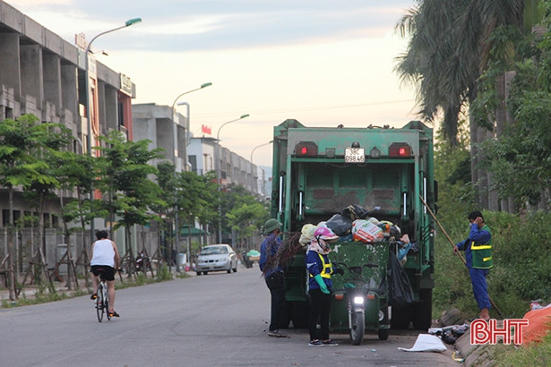 Bức xúc việc tập kết rác cạnh khu vui chơi hút nhất TP Hà Tĩnh