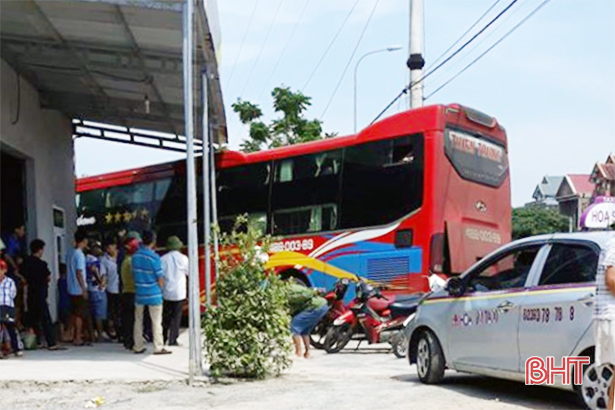 2 xe giường nằm cùng lao vào quán cơm, gần 40 hành khách đứng tim