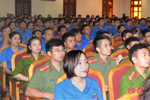 Bí thư Tỉnh ủy Lê Đình Sơn đối thoại với tuổi trẻ Hà Tĩnh