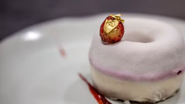 Khám phá nhà hàng chuyên dùng vàng để trang trí món ăn tại Dubai