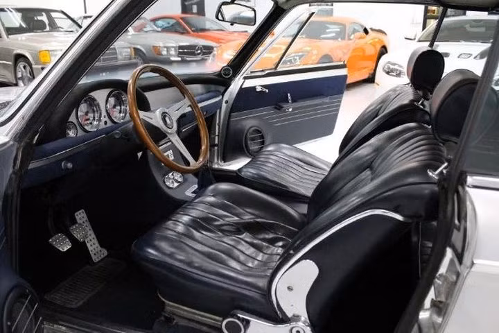 Ngắm nhìn BMW 2800 CS được phục hồi ấn tượng có giá 1,36 tỷ đồng