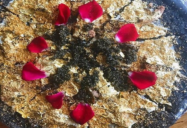 Khám phá nhà hàng chuyên dùng vàng để trang trí món ăn tại Dubai