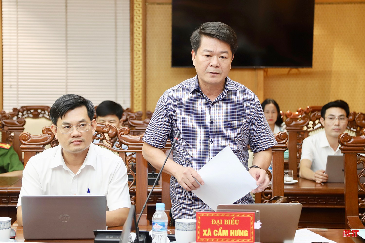 Đồng chí Nguyễn Thanh Long - Bí thư Đảng ủy, Chủ tịch HĐND xã Cẩm Hưng báo cáo tại hội nghị. bqbht_br_img-9080-copy.jpg