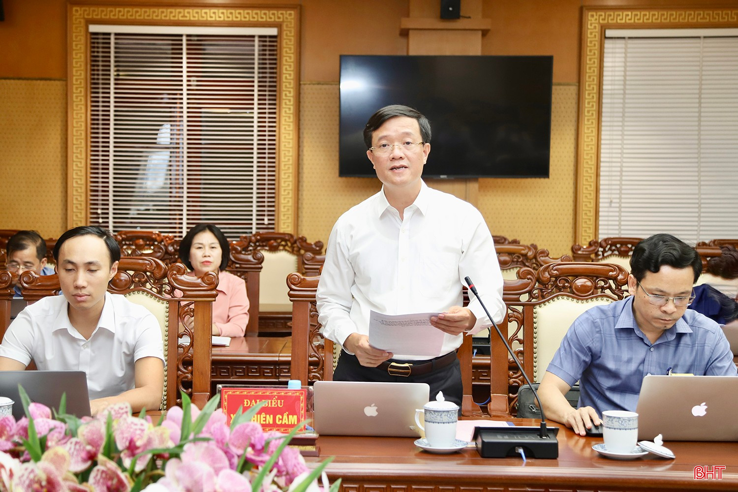 Đồng chí Nguyễn Bá Đức - Bí thư Đảng ủy, Chủ tịch HĐND xã Thiên Cầm báo cáo tại hội nghị. bqbht_br_img-9102-copy.jpg