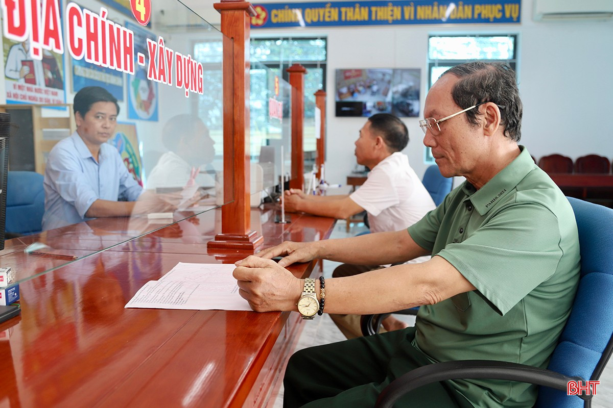 Người dân đến giải quyết các thủ tục hành chính tại Trung tâm Phục vụ hành chính công xã Cẩm Hưng. bqbht_br_img-7713-copy.jpg