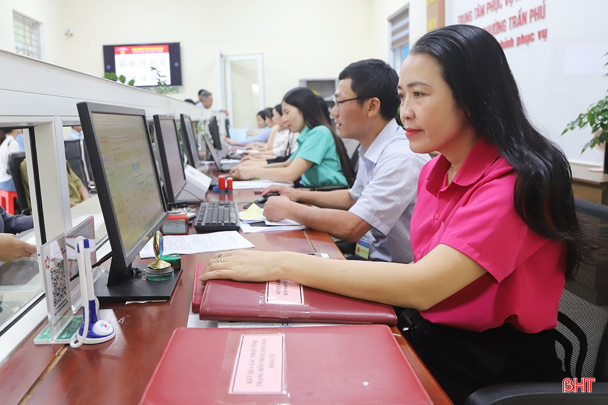 Cán bộ, công chức tại Trung tâm Phục vụ hành chính công phường Trần Phú luôn nêu cao tinh thần "vì dân phục vụ". bqbht_br_img-9197-copy.jpg