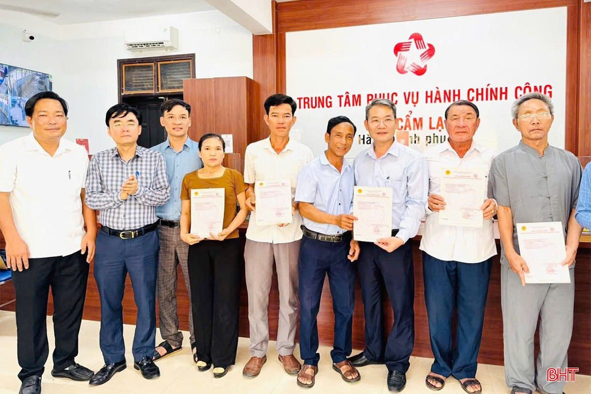 Người dân xã Cẩm Lạc vui mừng nhận sổ đỏ. bqbht_br_img-2675-copy.jpg