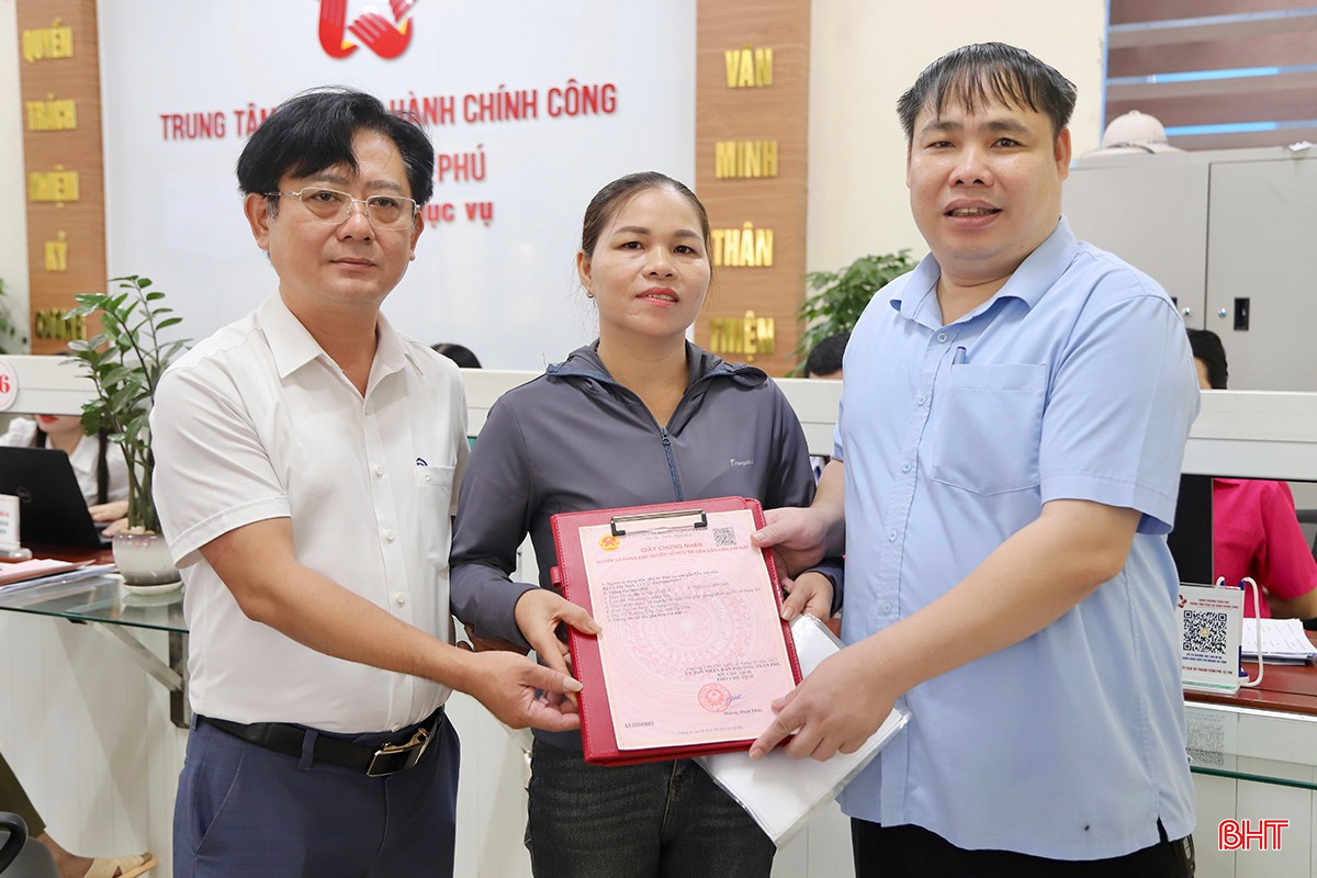 Chị Nguyễn Thị Công (thôn Đức Phú, phường Trần Phú) phấn khởi khi các thủ tục làm sổ đỏ được rút ngắn. bqbht_br_img-9226-copy.jpg