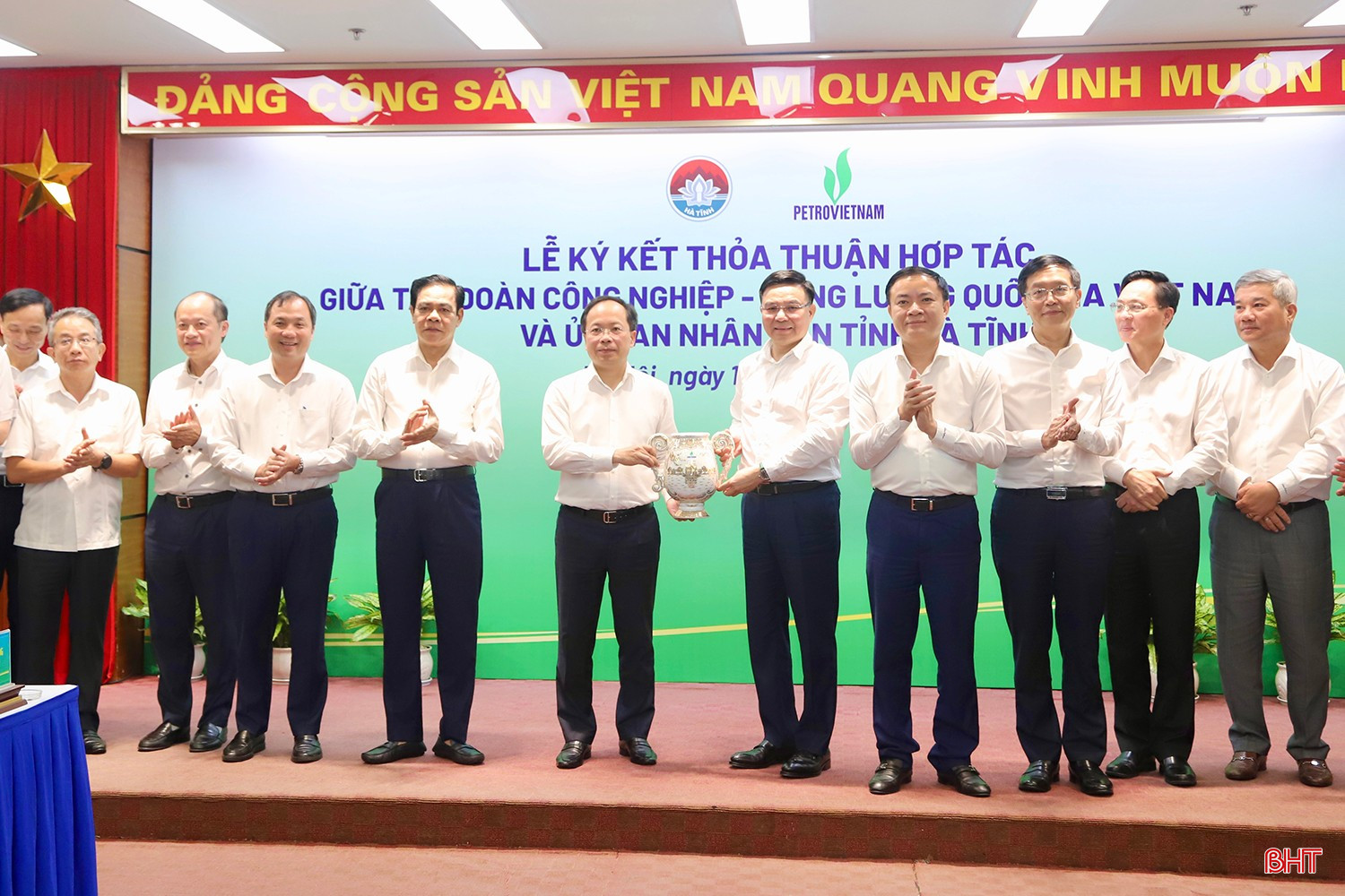 Lãnh đạo Tập đoàn Công nghiệp - Năng lượng quốc gia Việt Nam tặng quà lưu niệm cho tỉnh Hà Tĩnh. bqbht_br_img-8432-copy.jpg