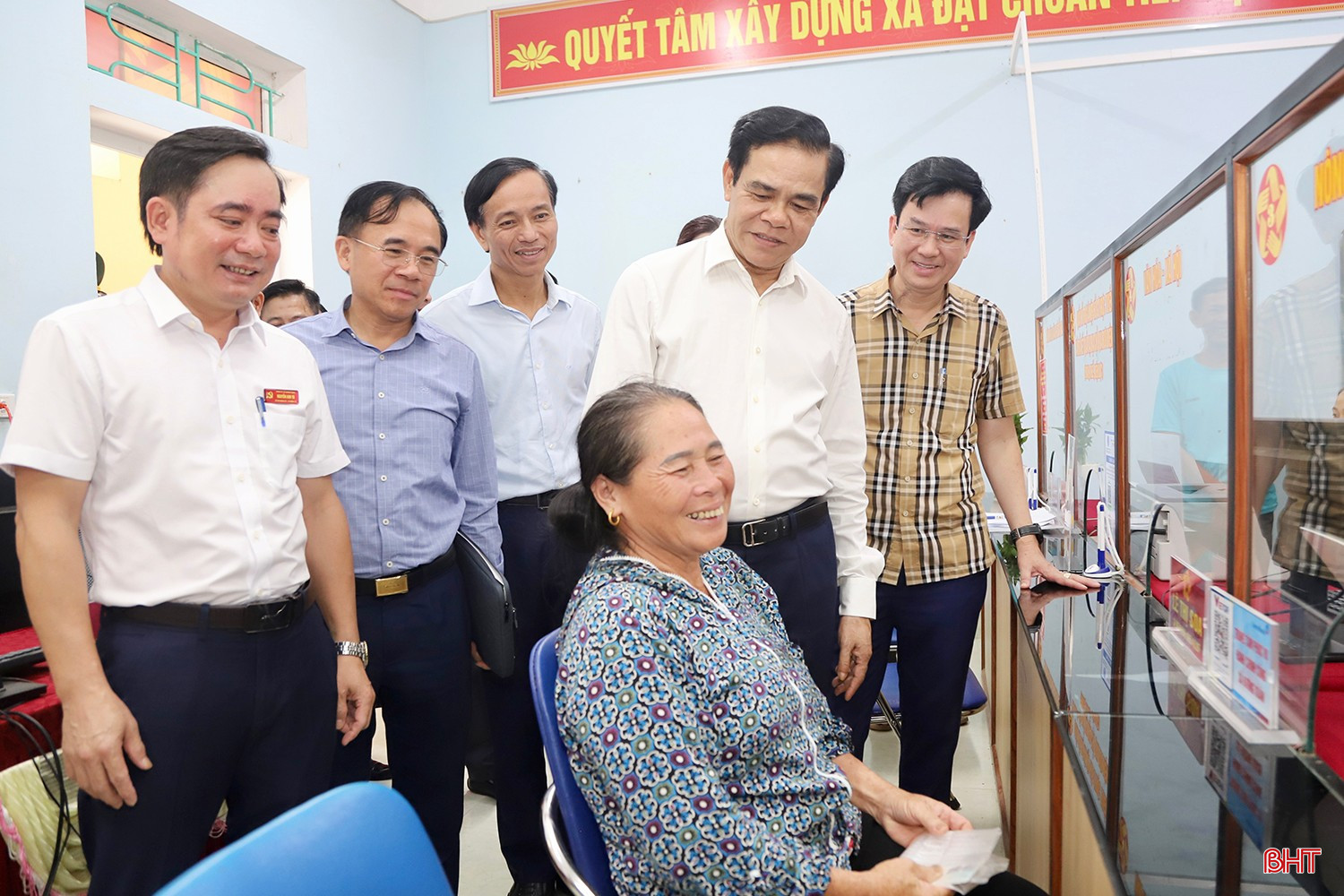 Trung tâm phục vụ hành chính công tại các địa phương đã hoạt động thông suốt, kịp thời giải quyết các thủ tục hành chính cho người dân, doanh nghiệp. Trung tâm phục vụ hành chính công tại các địa phương đã hoạt động thông suốt, kịp thời giải quyết các thủ tục hành chính cho người dân, doanh nghiệp.