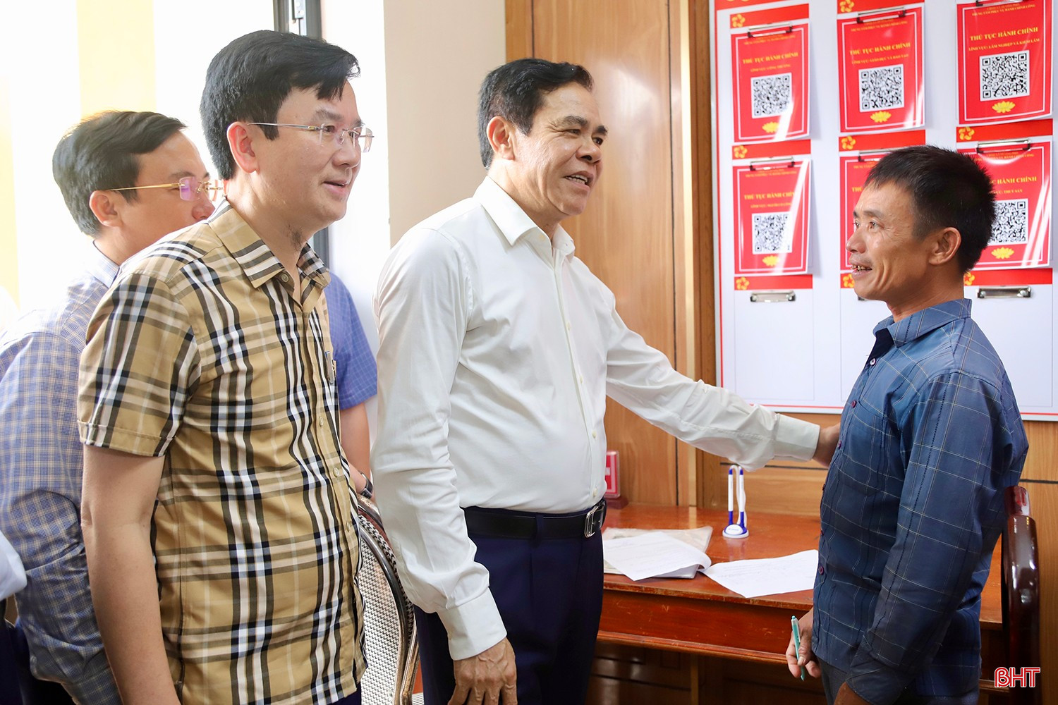 Chủ tịch UBND tỉnh Võ Trọng Hải và đoàn công tác kiểm tra hoạt động tại Trung tâm Phục vụ hành chính công xã Hương Phố. bqbht_br_img-7520-copy.jpg