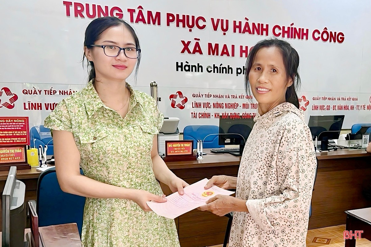 Người dân xã Mai Hoa yên tâm, hài lòng khi được công chức tại Trung tâm Phục vụ hành chính công xã giải quyết kịp thời các thủ tục hành chính. bqbht_br_img-2125-copy.jpg