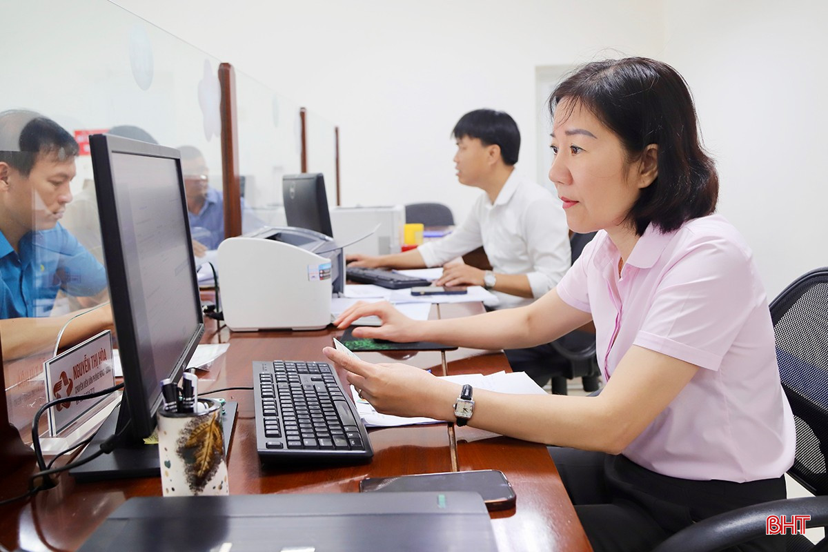 Đội ngũ cán bộ, công chức tại các xã mới ở Hà Tĩnh luôn nêu cao tinh thần vì dân phục vụ. bqbht_br_img-7697-copy.jpg