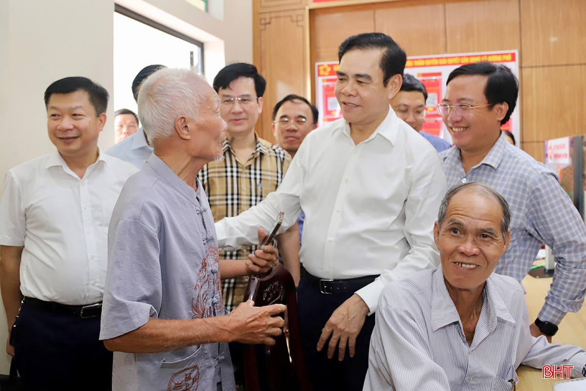 Chủ tịch UBND tỉnh Võ Trọng Hải trò chuyện cùng người dân tại Trung tâm Phục vụ hành chính công xã Hương Phố trong chuyến kiểm tra công tác vận hành chính quyền địa phương 2 cấp vào ngày 10/7. bqbht_br_img-7563-copy.jpg