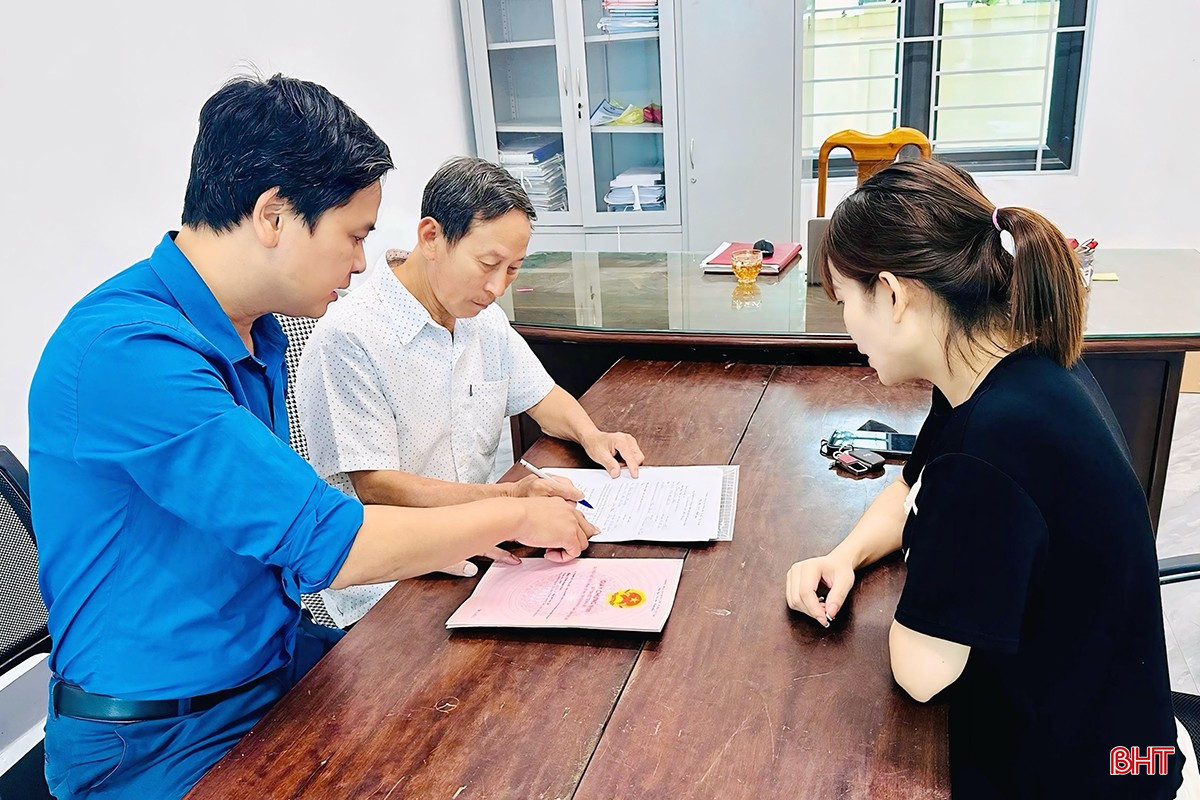 Cán bộ xã Cẩm Hưng tận tình hướng dẫn người dân về những thắc mắc liên quan đến lĩnh vực đất đai tại phòng tiếp công dân của địa phương. bqbht_br_img-2127-copy.jpg
