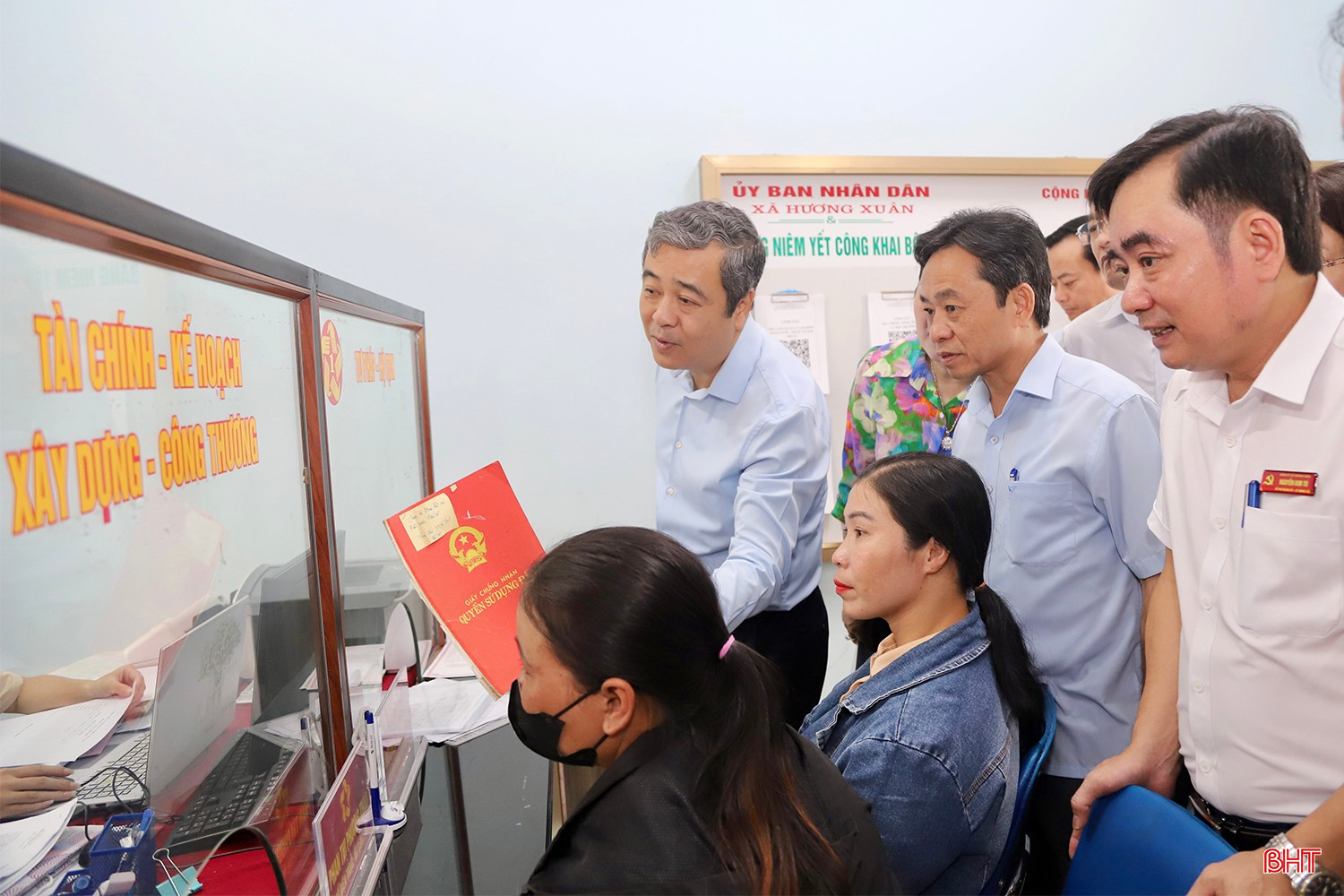 Đoàn công tác đánh giá cao hoạt động tại Trung tâm Phục vụ hành chính công xã Hương Xuân. bqbht_br_img-7786-copy.jpg
