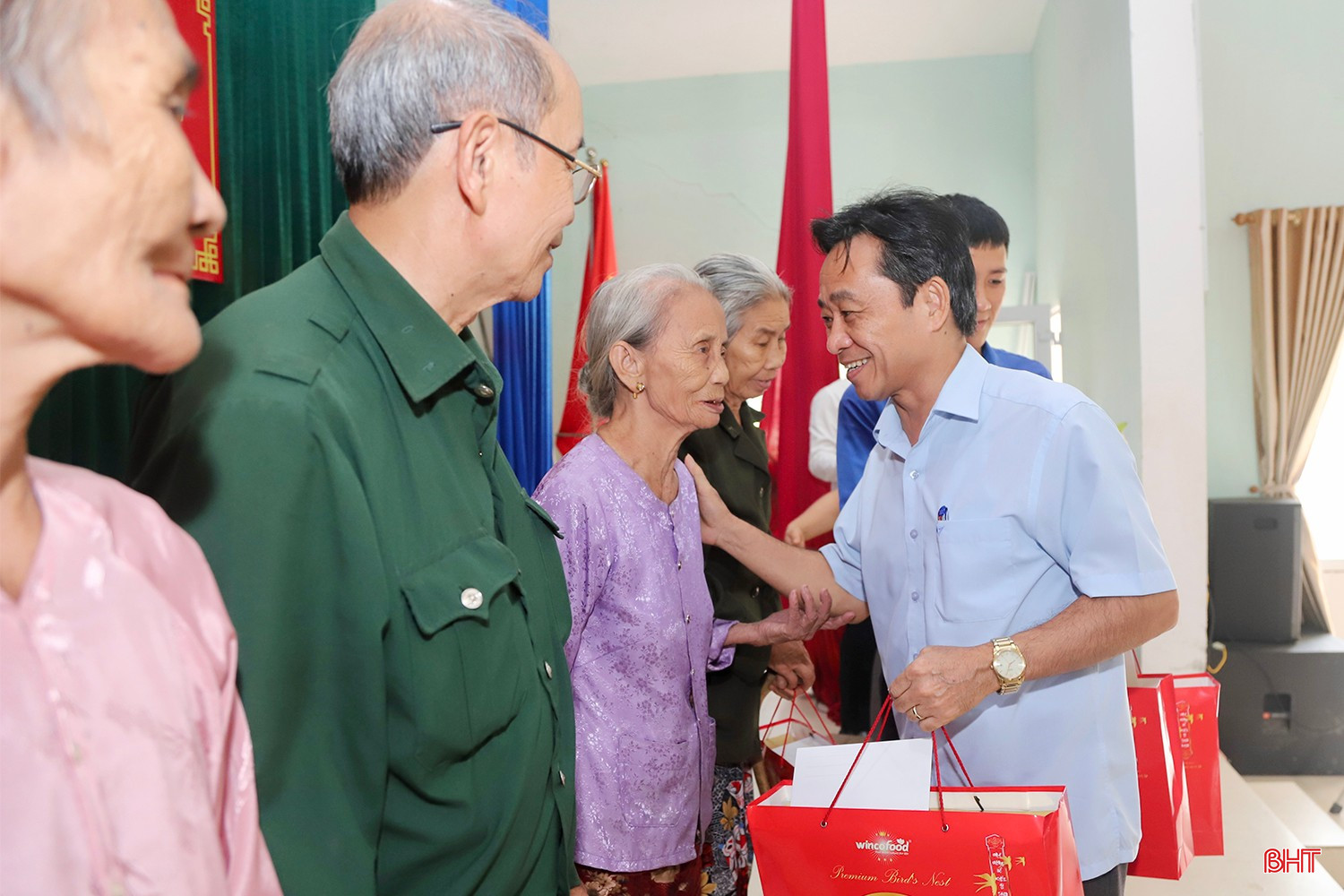 ... và Phó Bí thư Thường trực Tỉnh uỷ Trần Thế Dũng trao quà cho các gia đình có công với cách mạng. bqbht_br_img-7759-copy.jpg