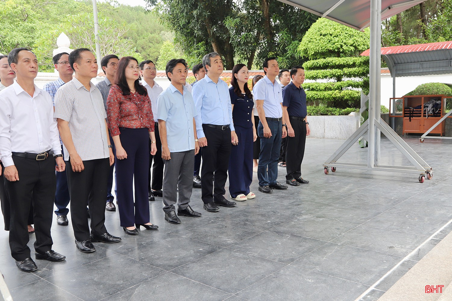 Phó Trưởng ban Tuyên giáo và Dân vận Trung ương Ngô Đông Hải cùng đoàn công tác dâng hương, dâng hoa tại Khu mộ 10 nữ anh hùng liệt sỹ TNXP hy sinh tại chiến trường Đồng Lộc. bqbht_br_img-8004-copy.jpg