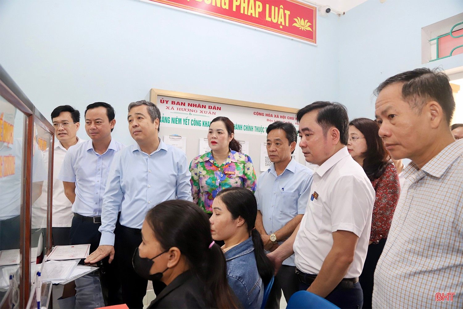 Đồng chí Ngô Đông Hải - Phó Trưởng ban Tuyên giáo và Dân vận Trung ương và đoàn công tác kiểm tra tại Trung tâm Phục vụ hành chính công xã Hương Xuân. bqbht_br_img-7796-copy.jpg