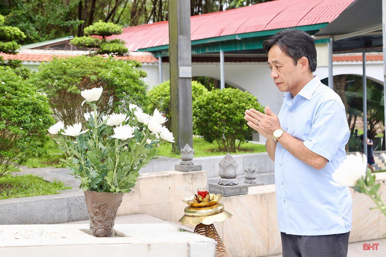 ... và Phó Bí thư Thường trực Tỉnh ủy Trần Thế Dũng dâng hoa lên phần mộ 10 nữ anh hùng liệt sỹ TNXP. bqbht_br_img-8032-copy.jpg