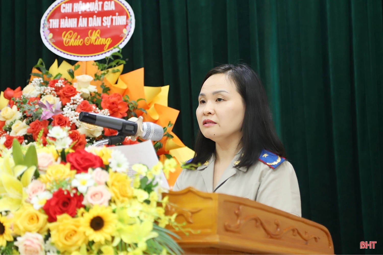 Bà Nguyễn Thị Hoàng Giang - Phó Cục trưởng Cục Quản lý Thi hành án dân sự (Bộ Tư pháp) công bố các quyết định. bqbht_br_img-1904-copy.jpg