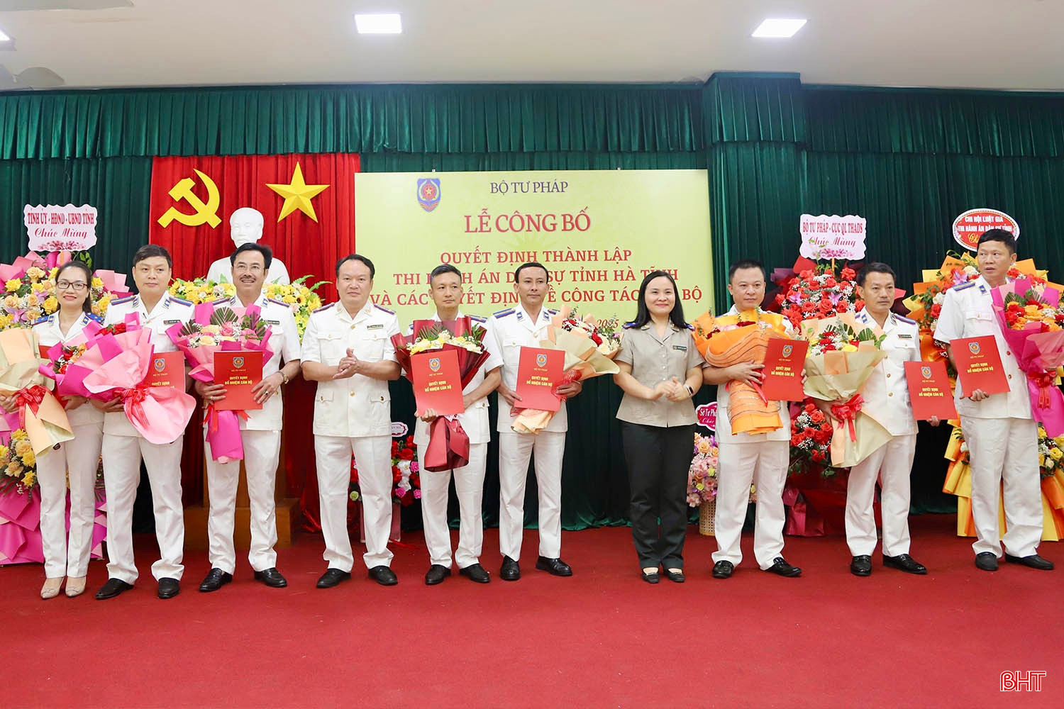 Đại diện lãnh đạo Cục quản lý THADS (Bộ Tư pháp) và lãnh đạo THADS tỉnh Hà Tĩnh trao các quyết định bổ nhiệm trưởng cấp phòng thuộc THADS tỉnh. bqbht_br_img-7067-copy.jpg