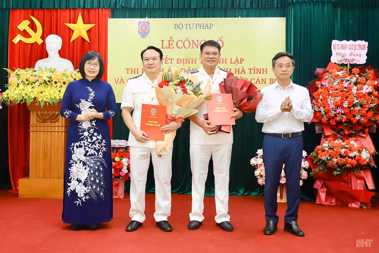 Thứ trưởng Bộ Tư pháp Đặng Hoàng Oanh và Phó Bí thư Thường trực Tỉnh uỷ Trần Thế Dũng trao các quyết định bổ nhiệm lãnh đạo THADS tỉnh Hà Tĩnh.