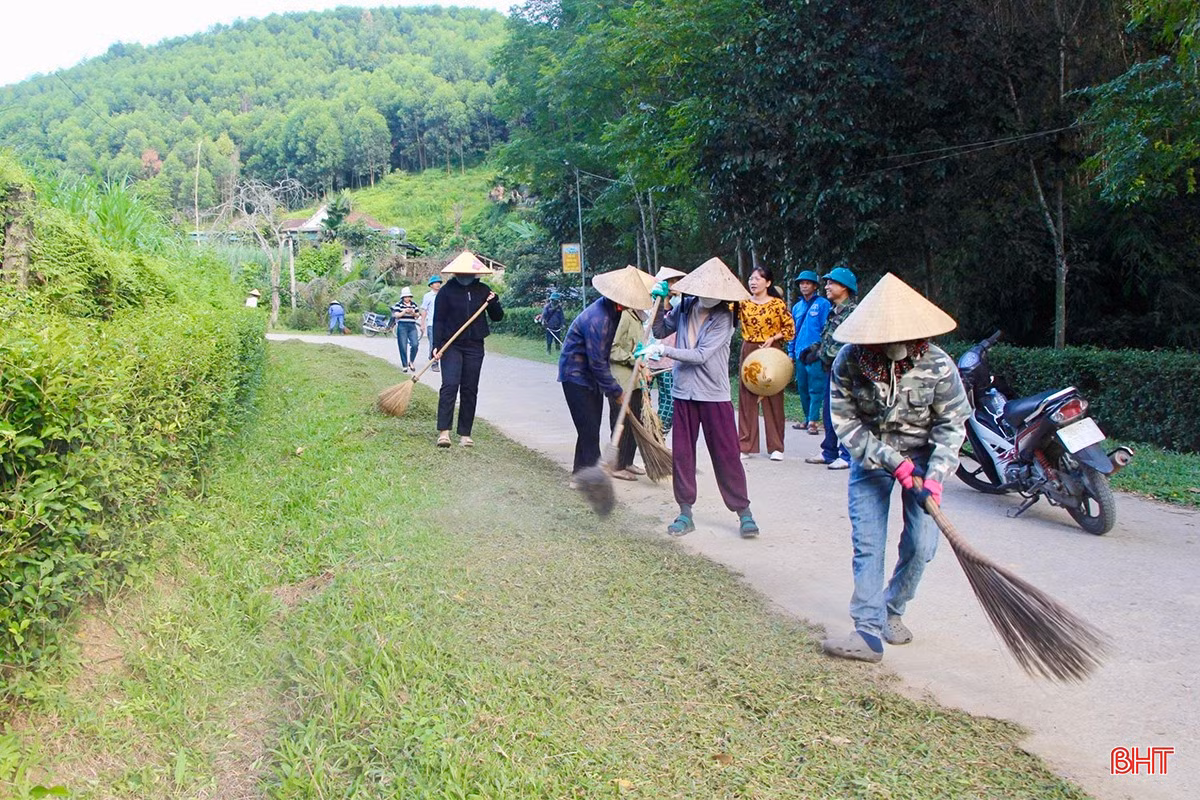 Tại xã Vũ Quang, không khí làm NTM rộn ràng khắp các miền quê. Bà Phan Hồng Yến - Chủ tịch UBND xã Vũ Quang chia sẻ: “Chúng tôi đang dồn sức nâng cao chất lượng, hoàn thiện các tiêu chí NTM. Theo đó, hàng loạt hoạt động vệ sinh môi trường, chỉnh trang cảnh quan được triển khai đồng bộ, rộng khắp, tạo khí thế thi đua sôi nổi chào mừng đại hội Đảng các cấp. Thời gian tới, Vũ Quang sẽ tiếp tục phát huy sức mạnh tổng hợp từ Nhân dân, tập trung mọi nguồn lực để xây dựng quê hương ngày càng giàu đẹp, văn minh”.