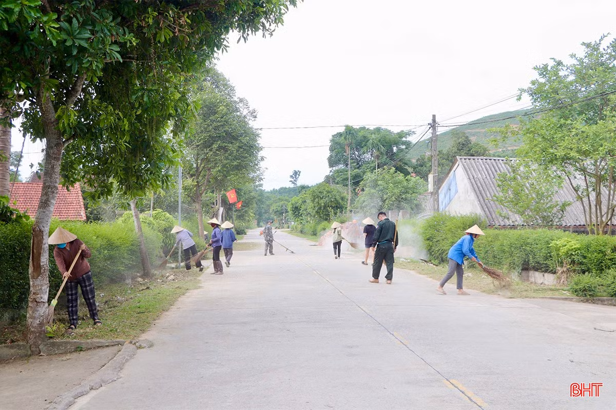 Tại xã Thượng Đức, những ngày qua, không khí xây dựng NTM diễn ra hết sức sôi nổi ở các thôn như: Hương Phùng, Hương Phố… Dù mới đi vào hoạt động xã mới từ ngày 1/7/2025, nhưng chính quyền và người dân Thượng Đức đã nhanh chóng bắt nhịp, cùng chung tay xây dựng quê hương.